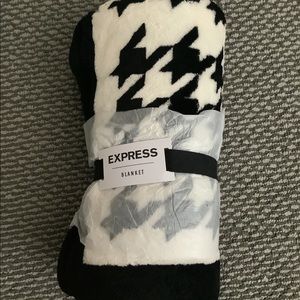 Brand NWT Express Houndstooth Blanket 56" x 48" Black Cream